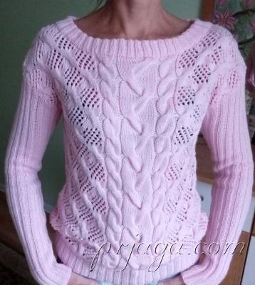 Розовый пуловер спицами с ажурными косами