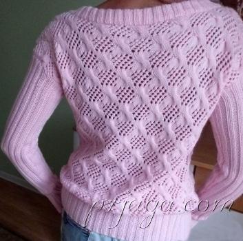 Розовый пуловер спицами с ажурными косами