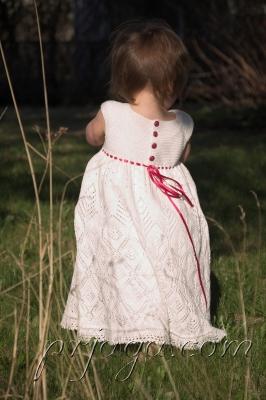Нарядное платье спицами для девочки